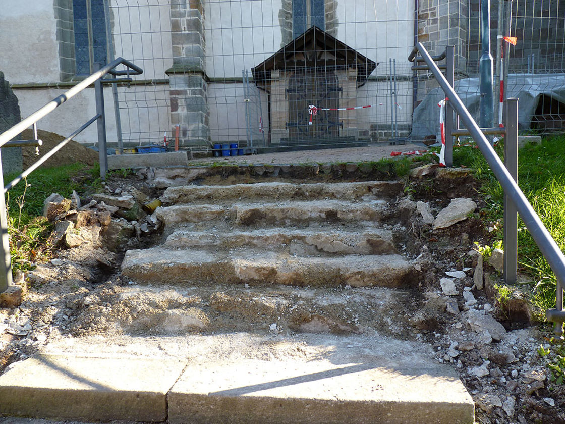 Pflaster- und Treppenarbeiten an St. Crescentius (Foto:Karl-Franz Thiede)